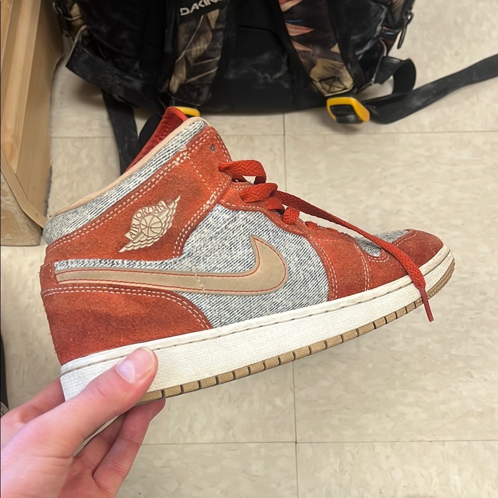 Air Jordan 1 Mid SE GS 'Denim Red’ medium condition